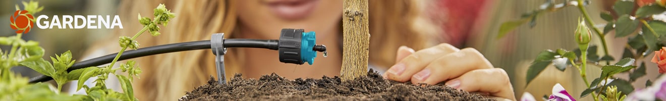 Gardena Logo und Bewässerungssystem mit Tropfer an einem jungen Baum im Garten