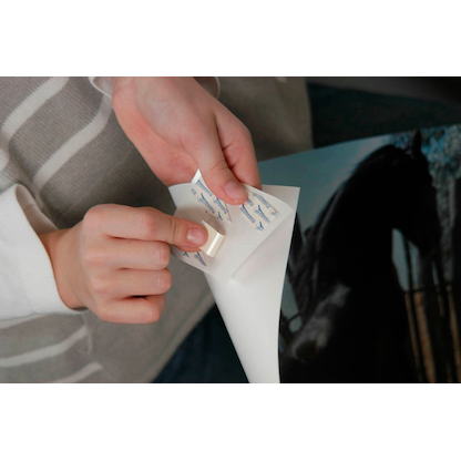 Artikelbild 4 für tesa Powerstrips POSTER Klebestreifen für max. 200,0 g, 1,5 x 4,5 cm, 20 St., Artikelnummer 570473