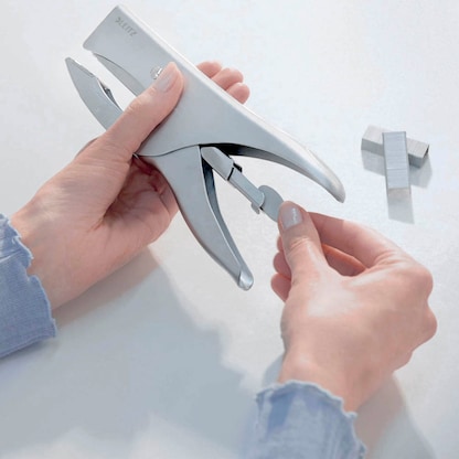 Artikelbild 2 für LEITZ Heftzange 5549 silber, 1 St., Artikelnummer 575639